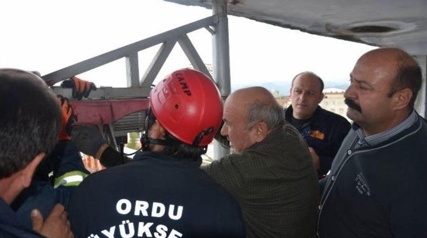 Elini &Ccedil;alıştığı Asans&ouml;re Kaptırdı