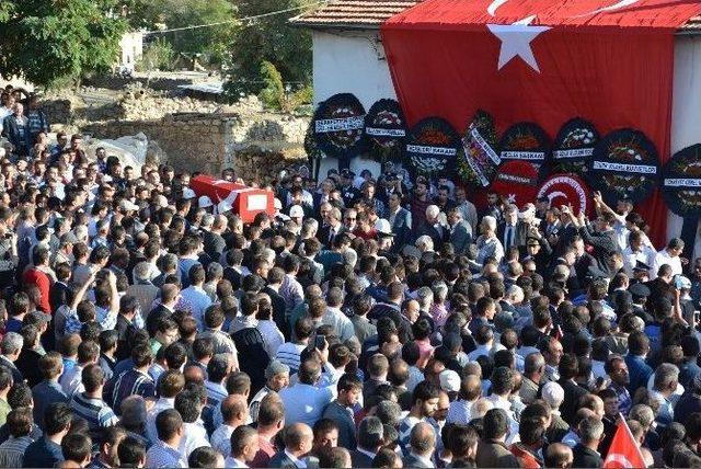 Şehit Polis Köylülerinin Omuzlarından Son Yolculuğuna Uğurlandı