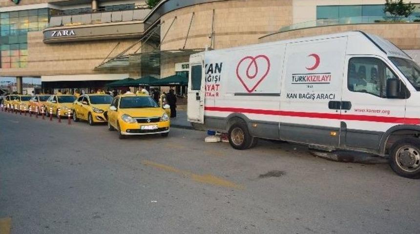 T&uuml;rk Kızılayı G&ouml;n&uuml;ll&uuml; Bağış&ccedil;ılardan Kan Topladı