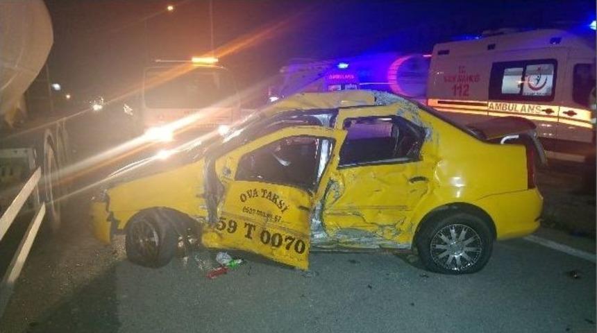 Tır&rsquo;a &Ccedil;arpan Taksi Hurdaya D&ouml;nd&uuml;: 2 Yaralı