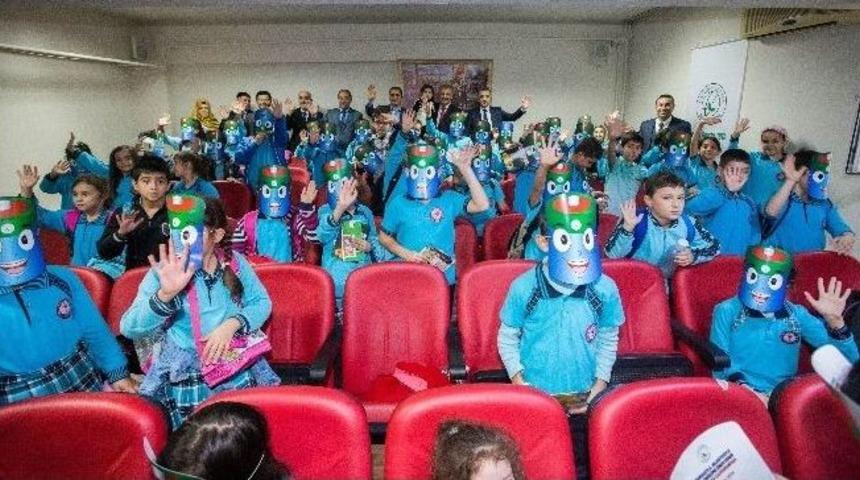 Başkan Usta&rsquo;dan Minik &Ccedil;evrecilere Trambolin Hediyesi