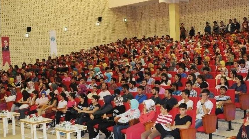 &Uuml;niversitede Yeni &Ouml;ğrencilerine K&uuml;t&uuml;phane Tanıtıldı