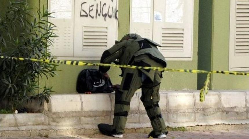 Antalya&rsquo;da İki Siyah &Ccedil;anta Polisi Alarma Ge&ccedil;irdi