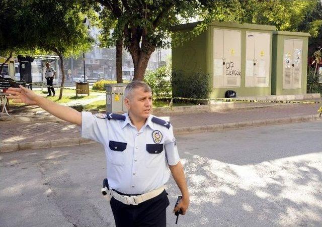 Antalya’da İki Siyah Çanta Polisi Alarma Geçirdi