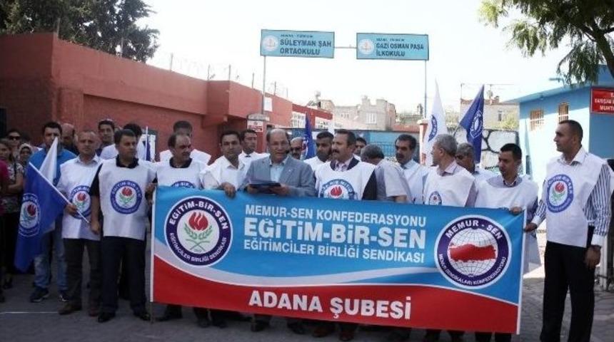 Okul M&uuml;d&uuml;r&uuml;n&uuml;n Bı&ccedil;aklanması Protesto Edildi
