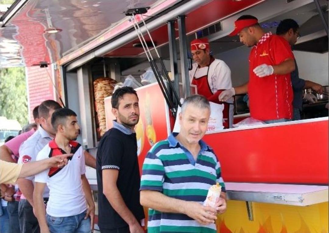 Ma&ccedil;a Gelen Taraftara &Uuml;cretsiz Tavuk D&uuml;r&uuml;m