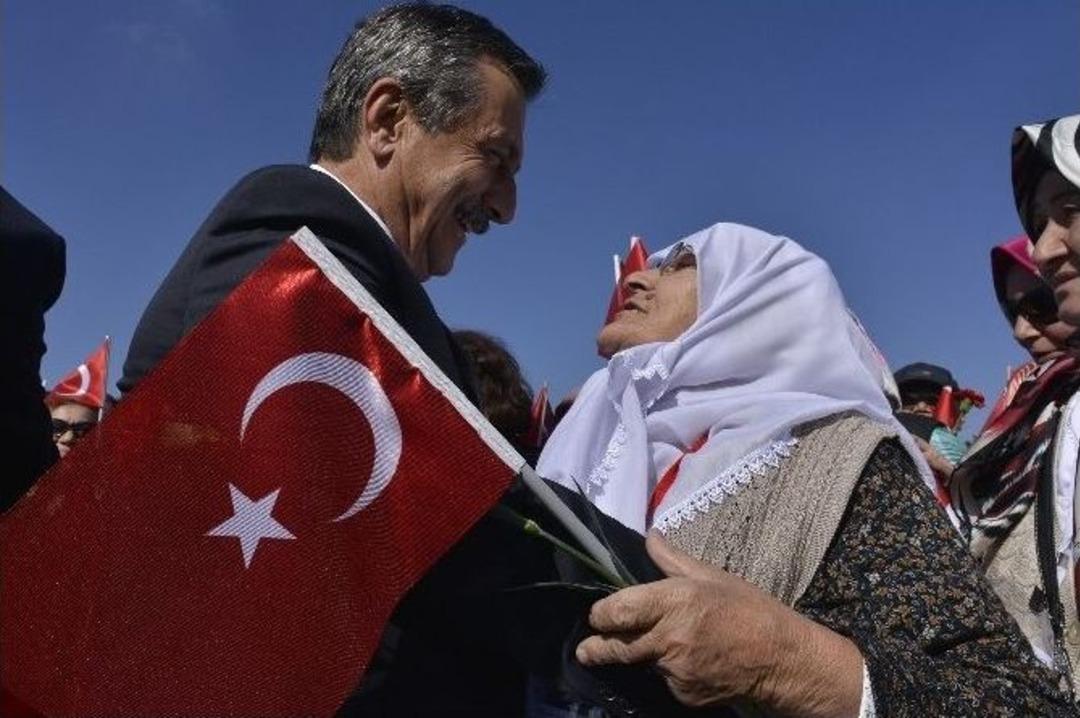 5 Bin Kadın Atat&uuml;rk&rsquo;le Kucaklaştı