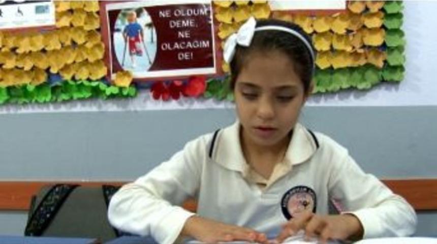 G&ouml;rme Engelli &Ouml;ğrencilere Hikaye Kitabı Dağıtıldı