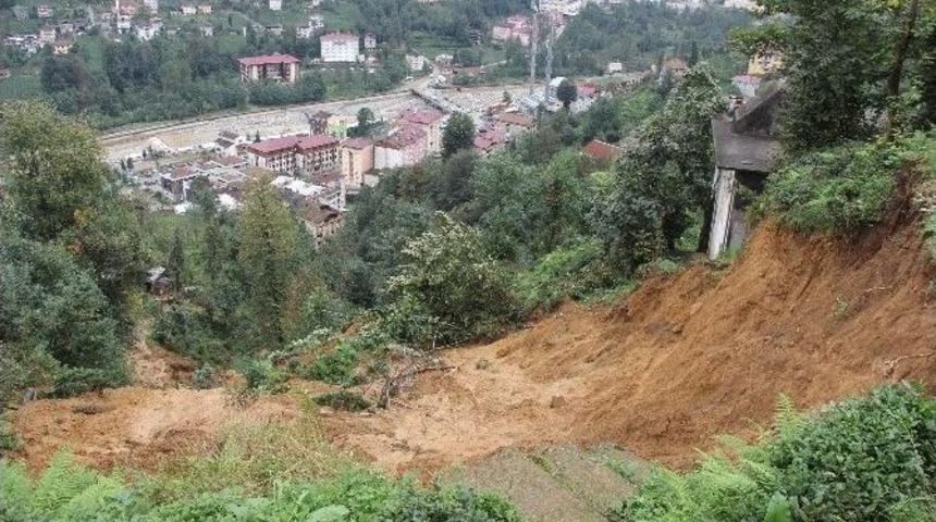 Rize&rsquo;de Şiddetli Yağışın Neden Olduğu Sel Ve Heyelanlarla İlgili Hasar Tespit &Ccedil;alışmaları S&uuml;r&uuml;yor