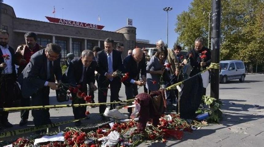 Başkan Ata&ccedil; Ankara Garı &Ouml;n&uuml;ne Karanfil Bıraktı