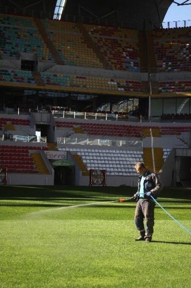 Kadir Has Stadı Fenerbahçe Maçına Hazırlanıyor