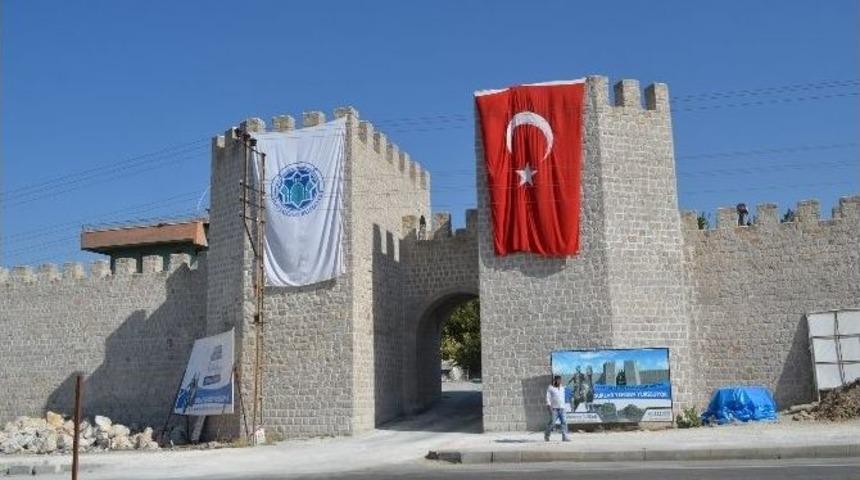 Battalgazi İl&ccedil;esindeki Tarihi Surlar Y&uuml;kseliyor