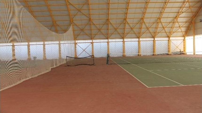 Tenis Kortları &Ccedil;&uuml;r&uuml;meye Terk Edildi