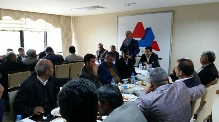 Ak Parti Adayları Muhtarlarla Bir Arayaya Geldiler