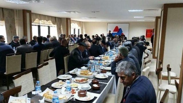 Ak Parti Adayları Muhtarlarla Bir Arayaya Geldiler