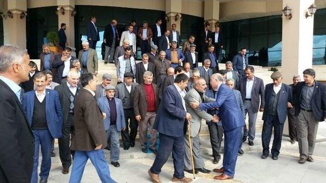 Ak Parti Adayları Muhtarlarla Bir Arayaya Geldiler