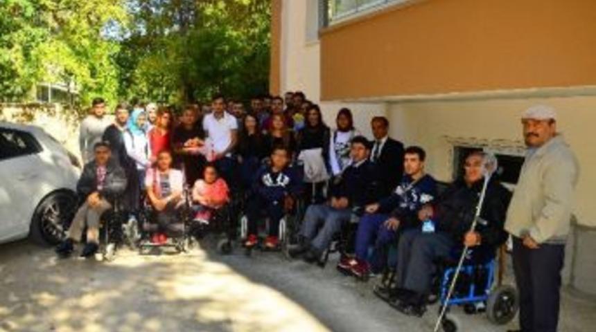 Radyo Televizyon Programcılığı &Ouml;ğrencilerinden Sakatlar Derneğine Anlamlı Ziyaret
