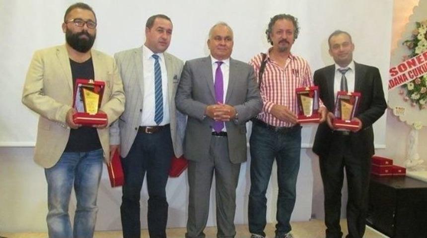 Yenises Dergisi Sahibi B&ouml;l&uuml;k&rsquo;e Kapak &Ouml;d&uuml;l&uuml;