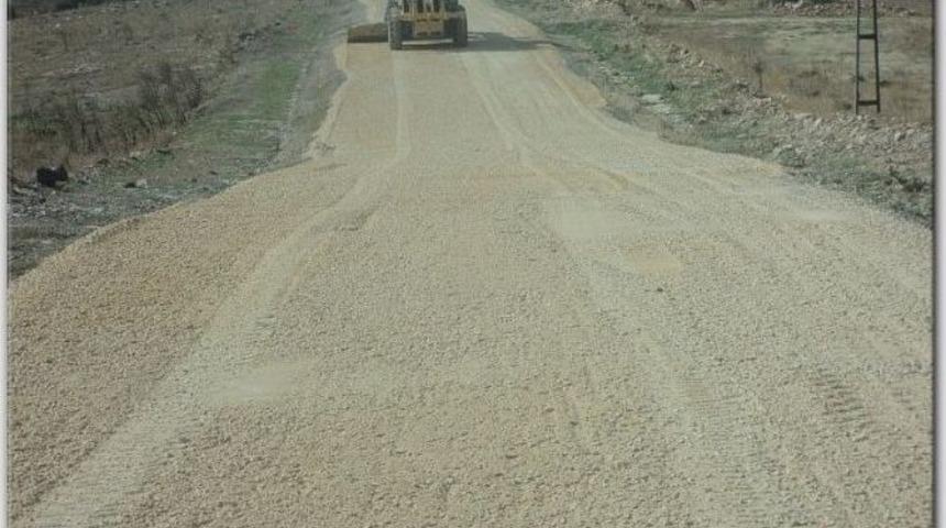K&ouml;ylerin Yollarının Yapımı S&uuml;r&uuml;yor