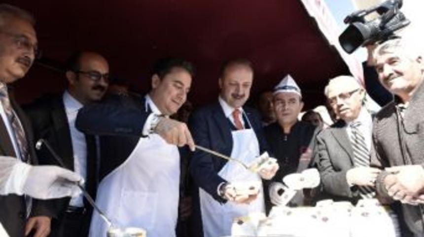 Babacan Ve Akg&uuml;l Aşure Dağıttı