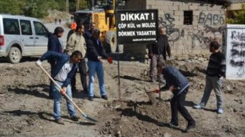 Belediye &Ccedil;evre Temizliği Yapıp Uyarı Levhası Astı