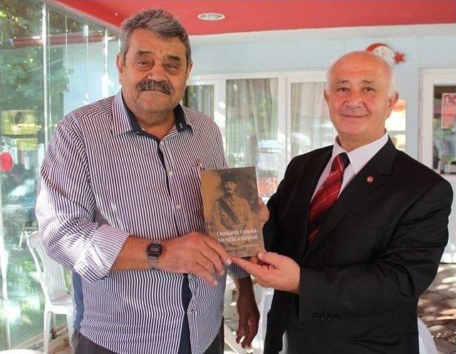 Mhp’li Musa İlhan Kitaplarını Bağışladı