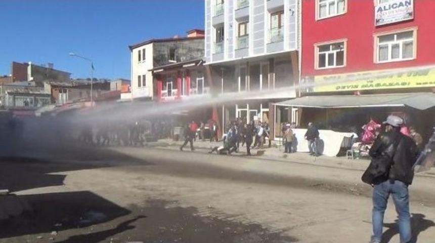Kars&rsquo;ta Polise Taş Ve Yumurtalı Saldırı