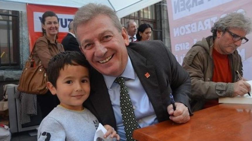 Chp&rsquo;li Pekşen İmza G&uuml;n&uuml;ne Katıldı