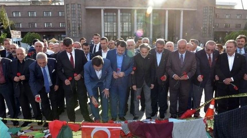 Stk&rsquo;lar Ankara Garı &Ouml;n&uuml;ne Karanfil Bıraktı