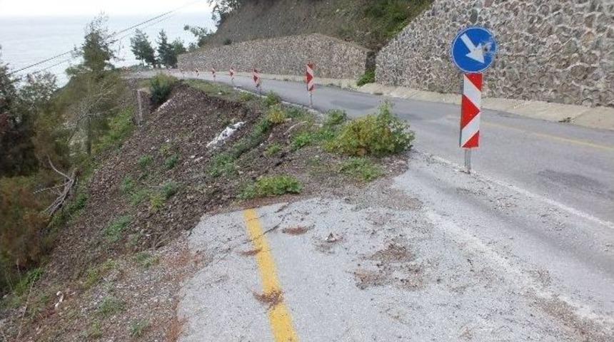 İnebolu&rsquo;da Tek Şeride D&uuml;şen Yol, 6 Aydır Yapılmadı