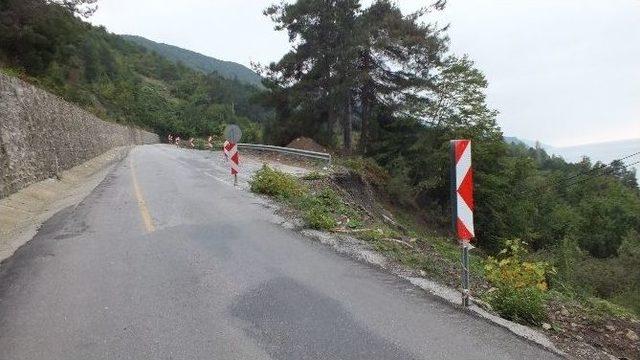 İnebolu’da Tek Şeride Düşen Yol, 6 Aydır Yapılmadı