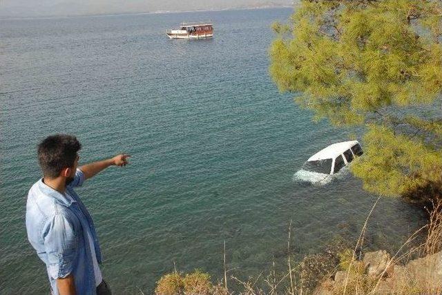 Fethiye’de Otomobil 50 Metreden Denize Uçtu