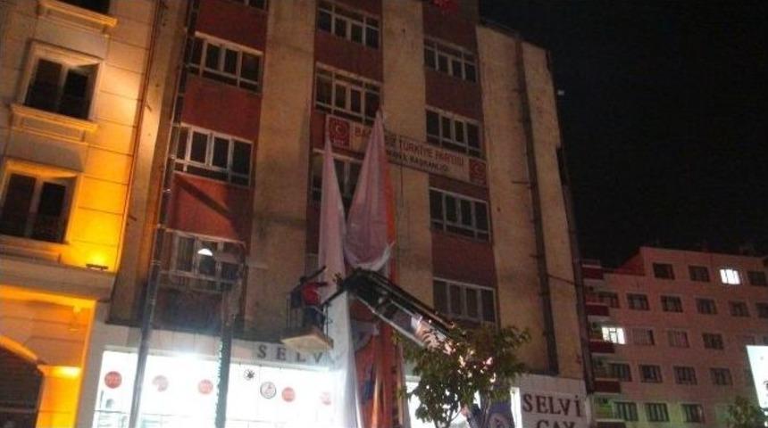 Batman&rsquo;da Bir Binaya Asılan Ak Parti Afişleri, Zabıta Ekipleri Tarafından S&ouml;k&uuml;ld&uuml;