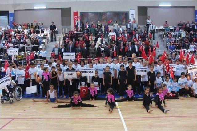 Başiskele Spor Salonu Törenle Açıldı