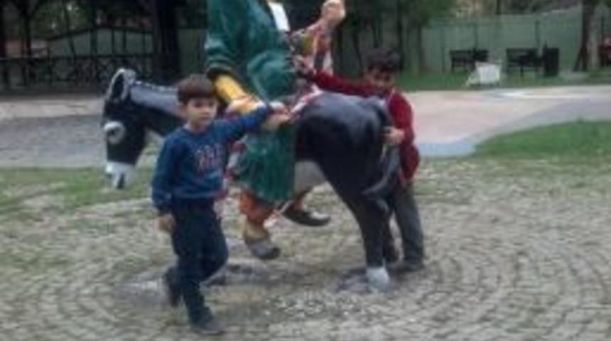 Fahri Akbaş Parkı&rsquo;nda Heykeller Yenilendi