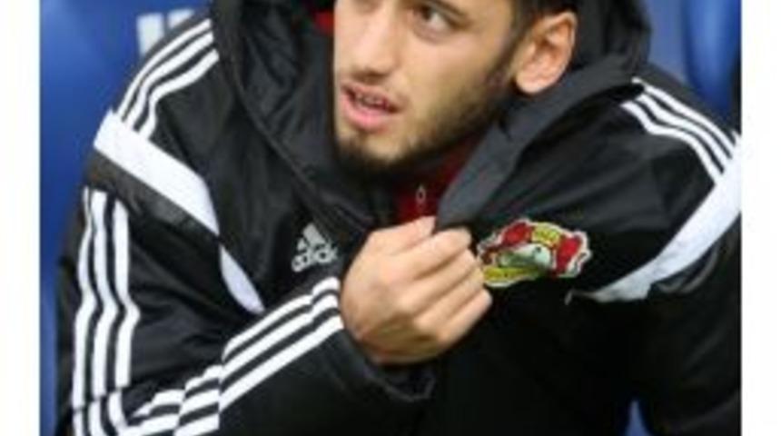 Hamburg Taraftarından Hakan &Ccedil;alhanoğlu&rsquo;na B&uuml;y&uuml;k Tepki