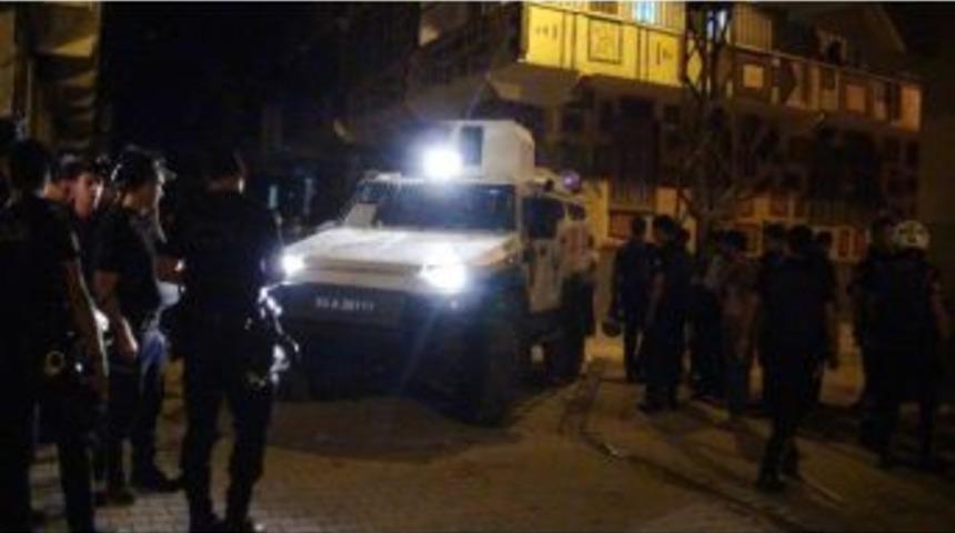 &Ccedil;ocukların Kavgasına Aileler Karışınca 3&rsquo;&uuml; Polis 14 Kişi Yaralandı