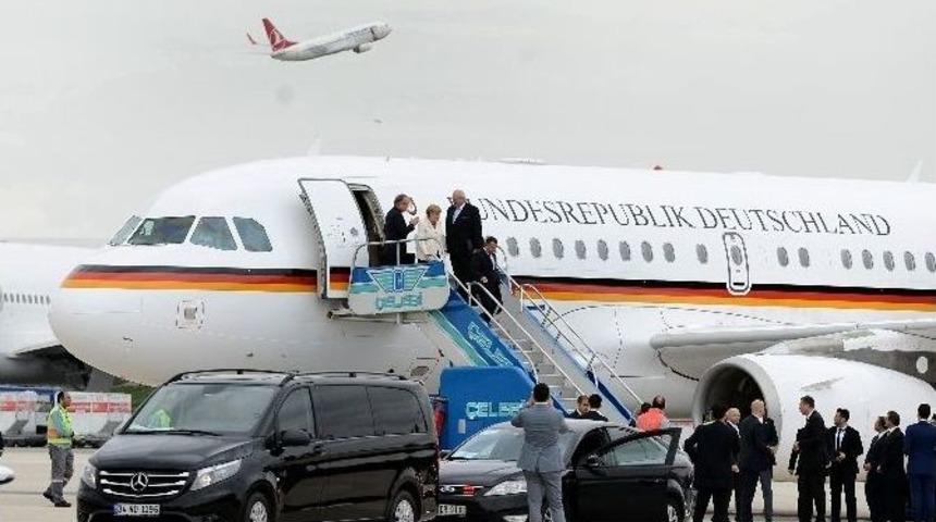 Angela Merkel İstanbul&rsquo;da