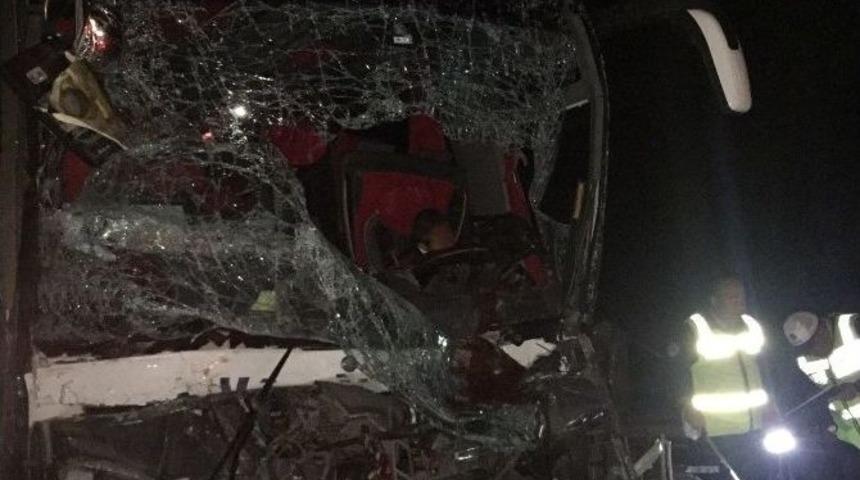 Yolcu Otob&uuml;s&uuml; Tır&rsquo;a Arkadan &Ccedil;arptı: 1 &Ouml;l&uuml;, 24 Yaralı