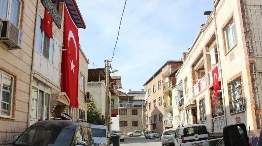 Şehit &Uuml;steğmen&rsquo;in Eşinin Yaşadığı Denizli&rsquo;deki Eve T&uuml;rk Bayrağı Asıldı