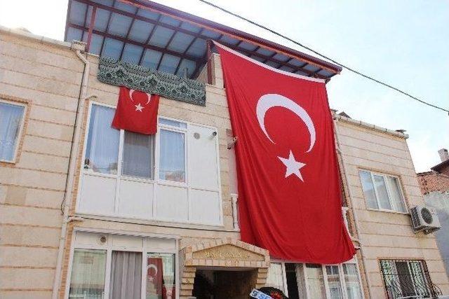 Şehit Üsteğmen’in Eşinin Yaşadığı Denizli’deki Eve Türk Bayrağı Asıldı