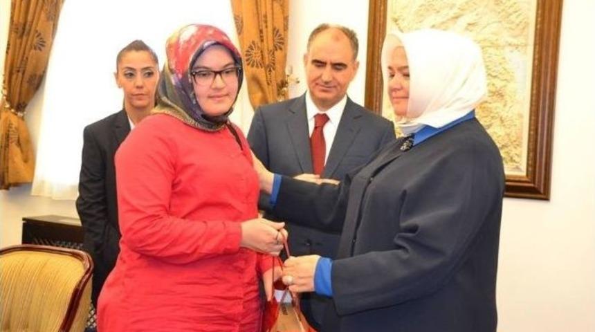 Bakan G&uuml;rcan, Şehit &Ccedil;ocuklarına Bilgisayar Dağıttı: