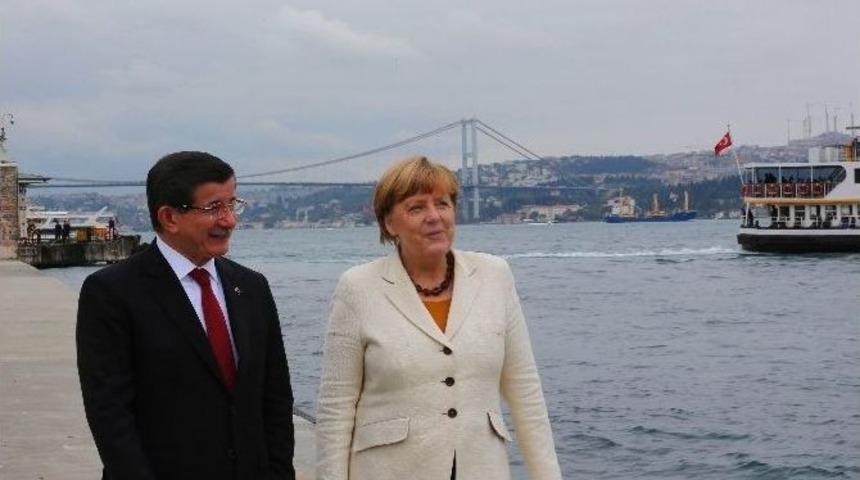 Başbakan Davutoğlu Merkel&rsquo;e İstanbul&rsquo;u Anlattı
