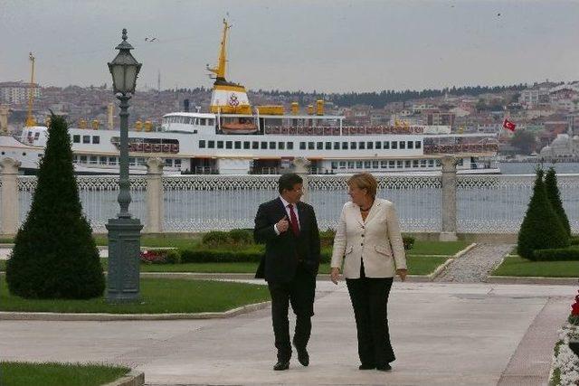 Başbakan Davutoğlu Merkel’e İstanbul’u Anlattı