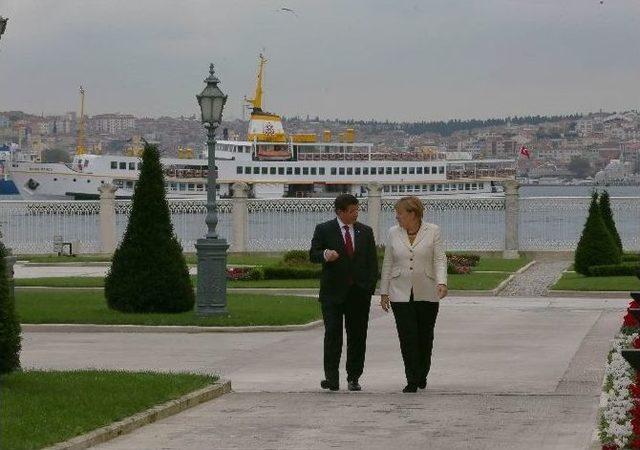 Başbakan Davutoğlu Merkel’e İstanbul’u Anlattı