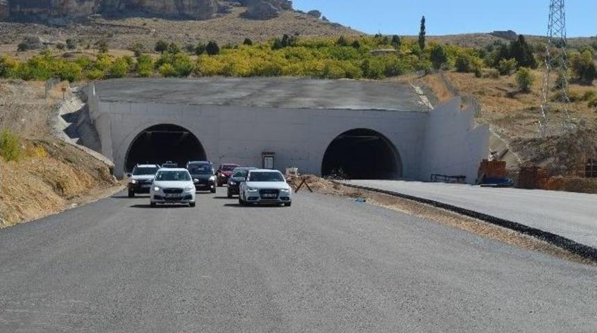 &Ccedil;alık, Karahan T&uuml;nelinde Otomobili Kullanarak Ge&ccedil;ti