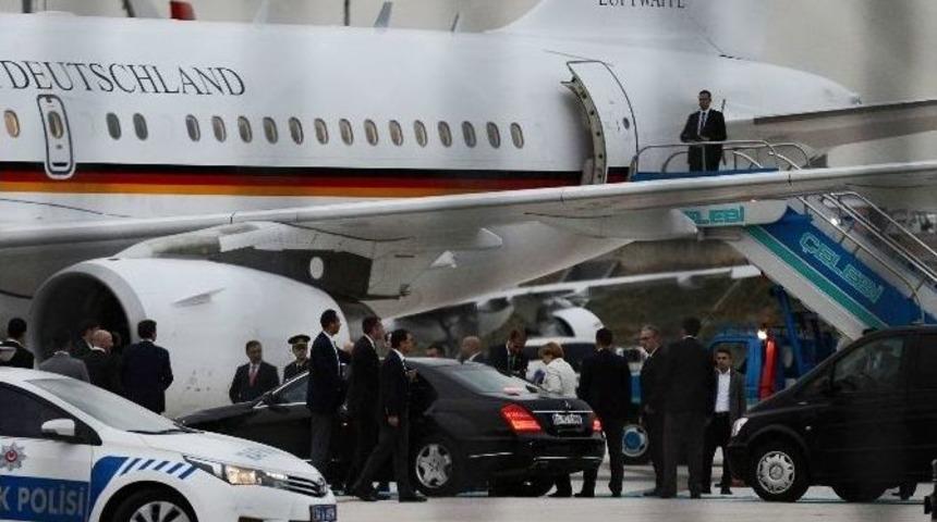 Angela Merkel Almanya&rsquo;ya D&ouml;nd&uuml;