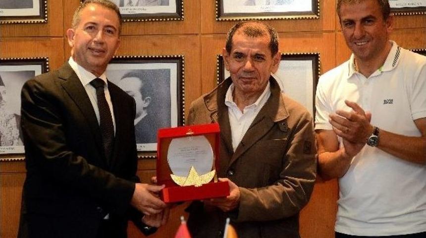 Dursun &Ouml;zbek&rsquo;ten Gsyiad &Uuml;yelerine Plaket