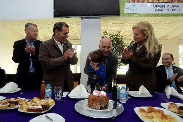 Dursun Özbek’ten Gsyiad Üyelerine Plaket