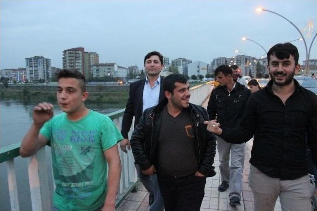 Irmağın Ortasında Mahsur Kalan Genci İtfaiye Kurtardı